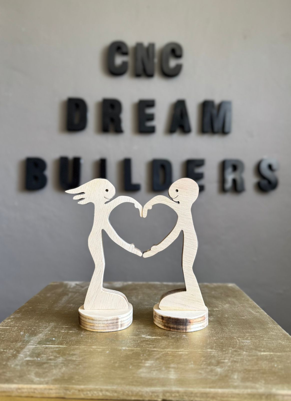 Pareja de enamorados en madera