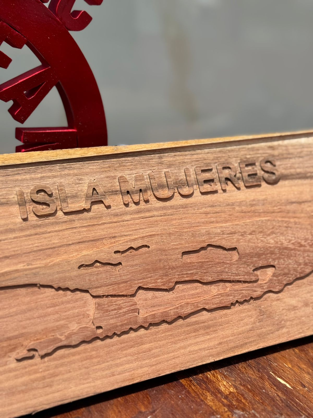 Isla Mujeres tallada en madera - detalle